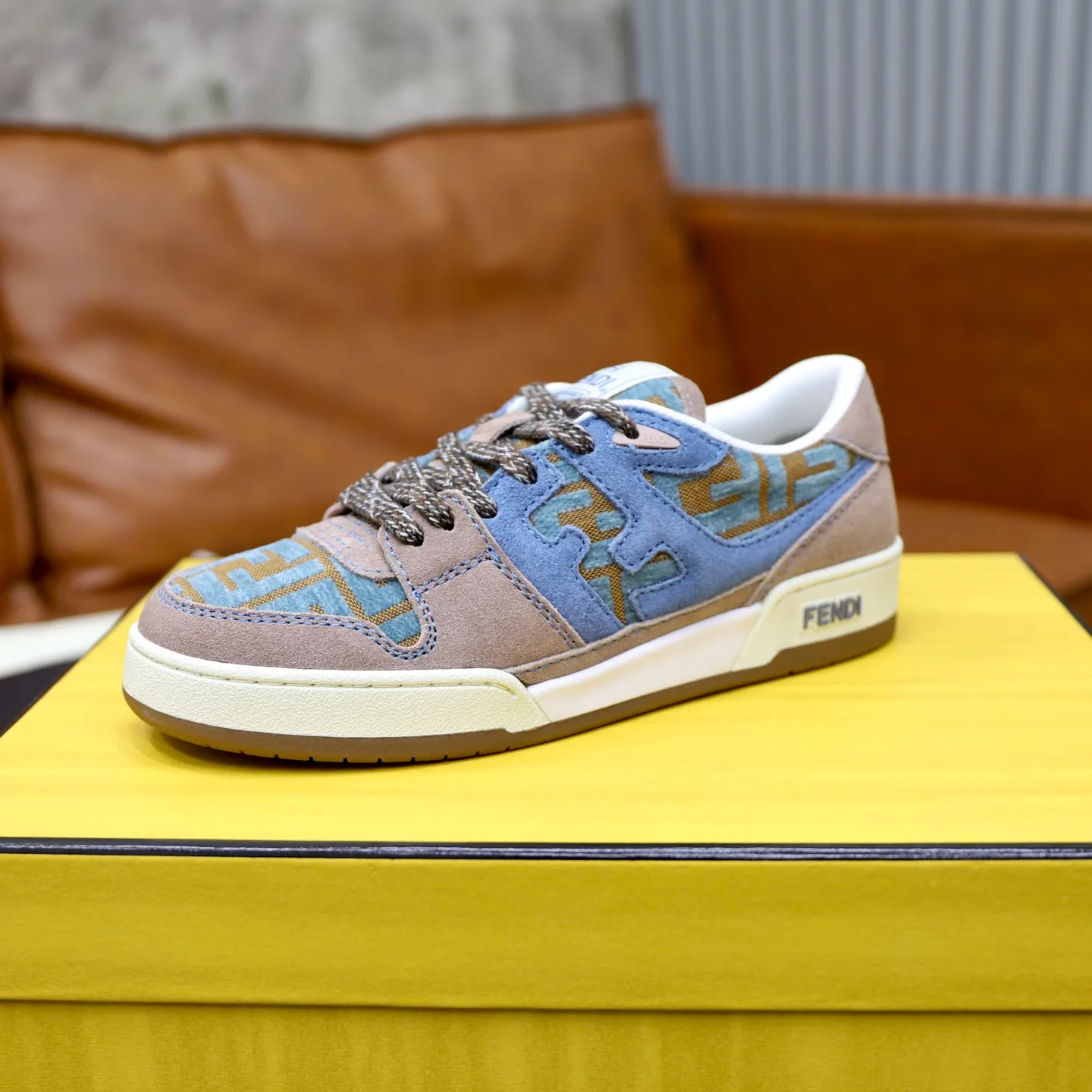 Ex-factory price: 640🔥Couple model (top original order) Brand: FENDI Size: 35-44 (customized for men 38 and 45) Grade: original order quality High version Material: Imported original cowhide stitching ➕ High-quality and comfortable lining Original TPU lightweight anti-slip outsole Style category: Travel fashion casual shoes Versatile trend